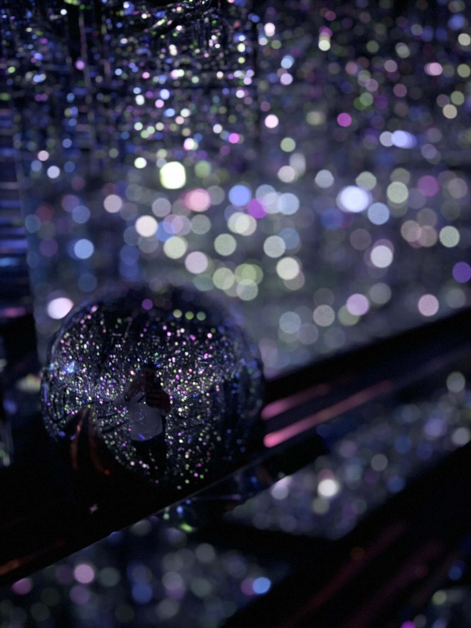 Infinity mirror room