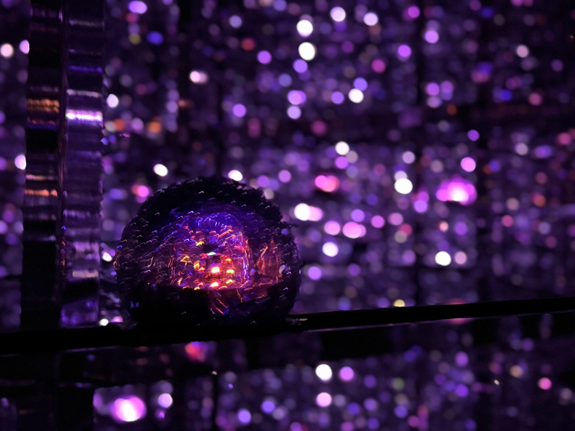 Infinity mirror room